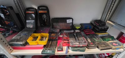 de nombreux outils différents posés sur une étagère dans une pièce