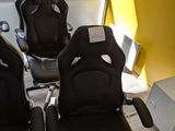 deux chaises de bureau noires placées l'une à côté de l'autre dans une pièce