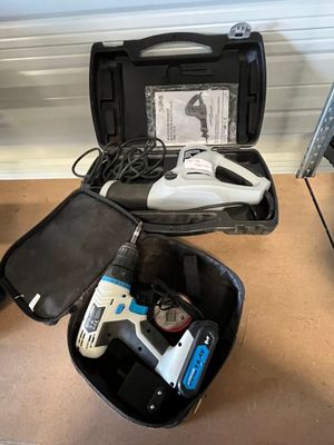 une mallette noire avec des outils à l'intérieur sur le sol