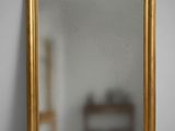 un miroir accroché au mur de la pièce