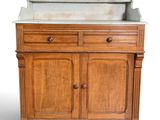 une armoire en bois surmontée d'un lavabo en marbre