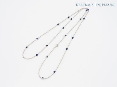 deux longs colliers de perles noires et blanches sur fond blanc