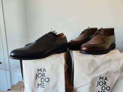 une paire de chaussures pour homme posée sur une boîte