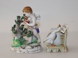 une figurine représentant un garçon avec un oiseau, assis sur un banc