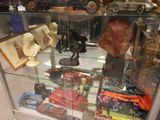 une vitrine en verre contenant de nombreux jouets