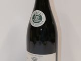 une bouteille de vin posée sur une table