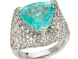 une image représentant une bague ornée d'une grosse pierre verte entourée de diamants blancs