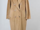une image d'un manteau sur un support de mannequin