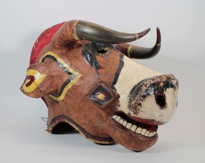 un masque de taureau avec des cornes sur fond blanc