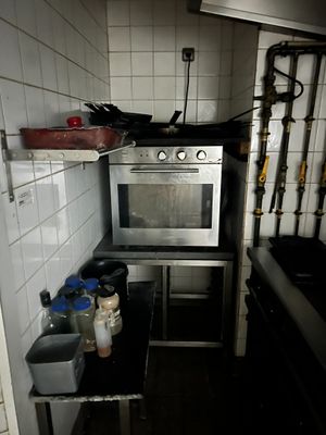 une petite cuisine équipée d'une cuisinière et d'un évier