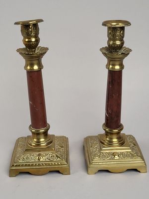 paire de bougeoirs anciens en laiton avec des socles en marbre rouge