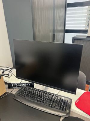 une photo d'un bureau d'ordinateur avec un écran et un clavier