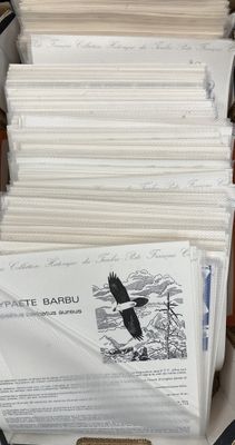 une pile de papiers posée sur une table