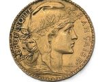 Gros plan sur une pièce d'or ornée d'une tête de femme