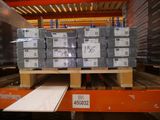 une palette remplie de cartons, placée sur une autre palette dans un entrepôt