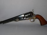 un vieux fusil avec une poignée en bois sur fond blanc