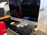 un bureau équipé d'un écran, d'un clavier, d'une imprimante et d'une imprimante