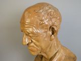 une statue représentant un homme assis sur une table