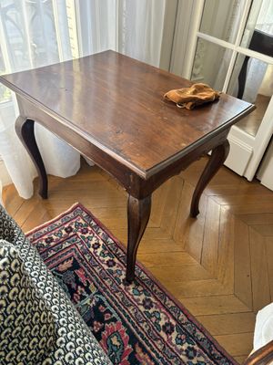 une table en bois sur laquelle est posé un bol, dans un salon