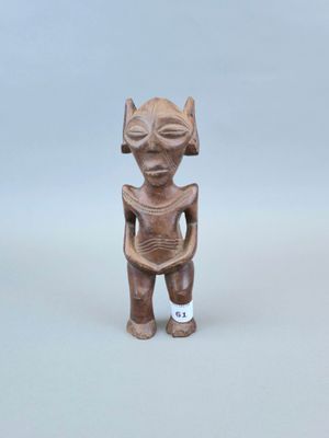 un gros plan sur une figurine représentant une personne portant un chapeau