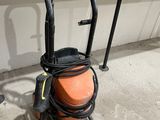 une machine posée sur le béton