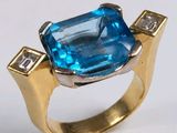 une photo d'une bague en topaze bleue sertie de diamants