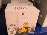une boîte de figurines de Minions posée sur une table