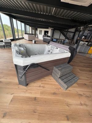 un jacuzzi au milieu d'une grande pièce