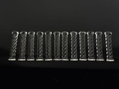 Ensemble de douze porte-couteaux en verre torsadé Longueur :…