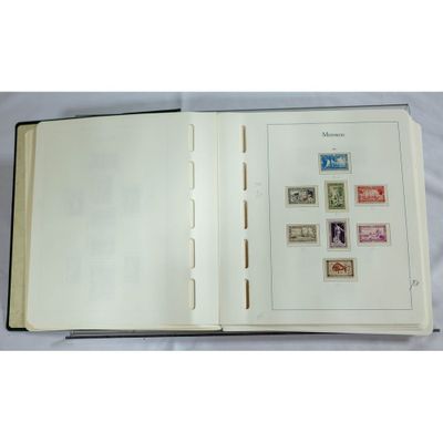 un livre ouvert dont les pages comportent des images de timbres