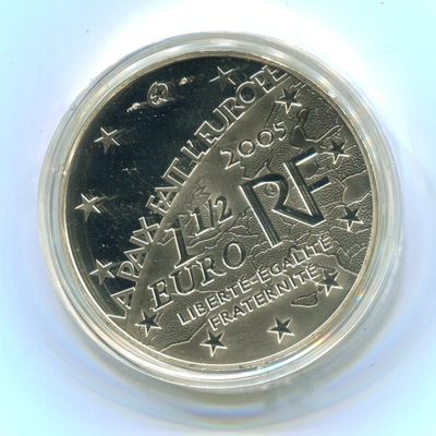 gros plan d'une pièce de monnaie sur une surface blanche avec un fond blanc