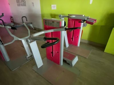 un appareil de musculation dans une pièce dont le mur est vert