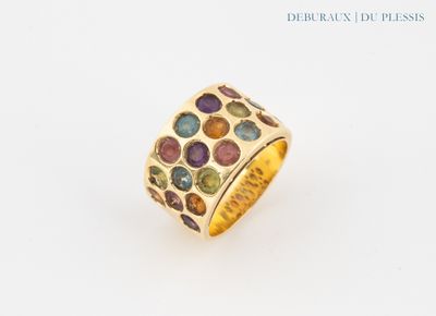 une image d'une bague en or ornée de pierres multicolores