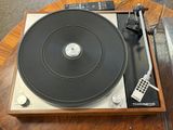 une platine posée sur une table en bois