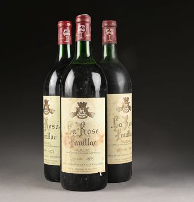 trois bouteilles de vin sont alignées sur une table