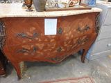 une commode dont le dessus est en marbre