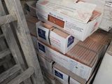 une pile de cartons posée au sommet d'un escalier