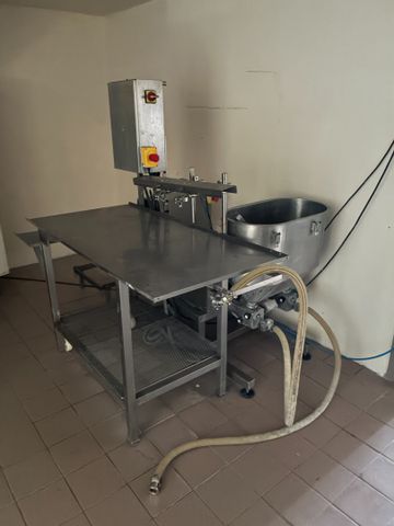 Station de préparation fromage blanc comprenant une table inox, u...