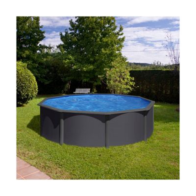 la piscine hors sol installée dans un jardin