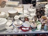une table sur laquelle il y a beaucoup de vaisselle et de tasses