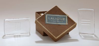 une petite boîte avec une étiquette, à côté d'une boîte encore plus petite avec une étiquette