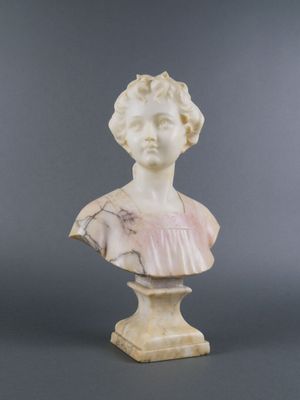 un buste de femme en marbre blanc sur un piédestal