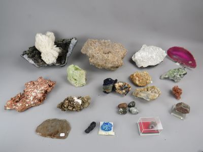 Réunion de minéraux dont : Natrolite, Agate, Pyrophyllite, C…