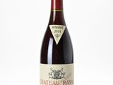 une bouteille de vin posée sur une table