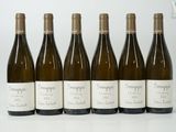 six bouteilles de vin sont alignées dans une rangée