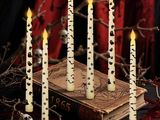 un groupe de bougies posées sur une table, à côté d'un livre