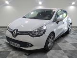 la voiture blanche est garée sur un sol en damier dans le garage