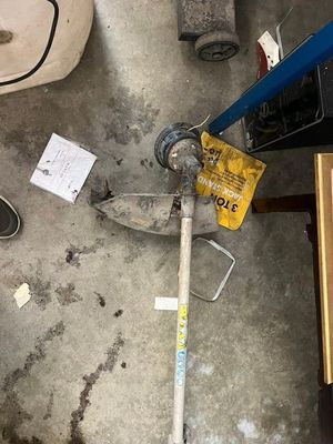 un marteau posé par terre à côté d'une boîte