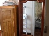 un miroir dans un coin de la pièce, près d'une porte