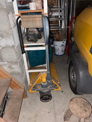 un camion jaune garé dans un garage à côté d'un camion jaune